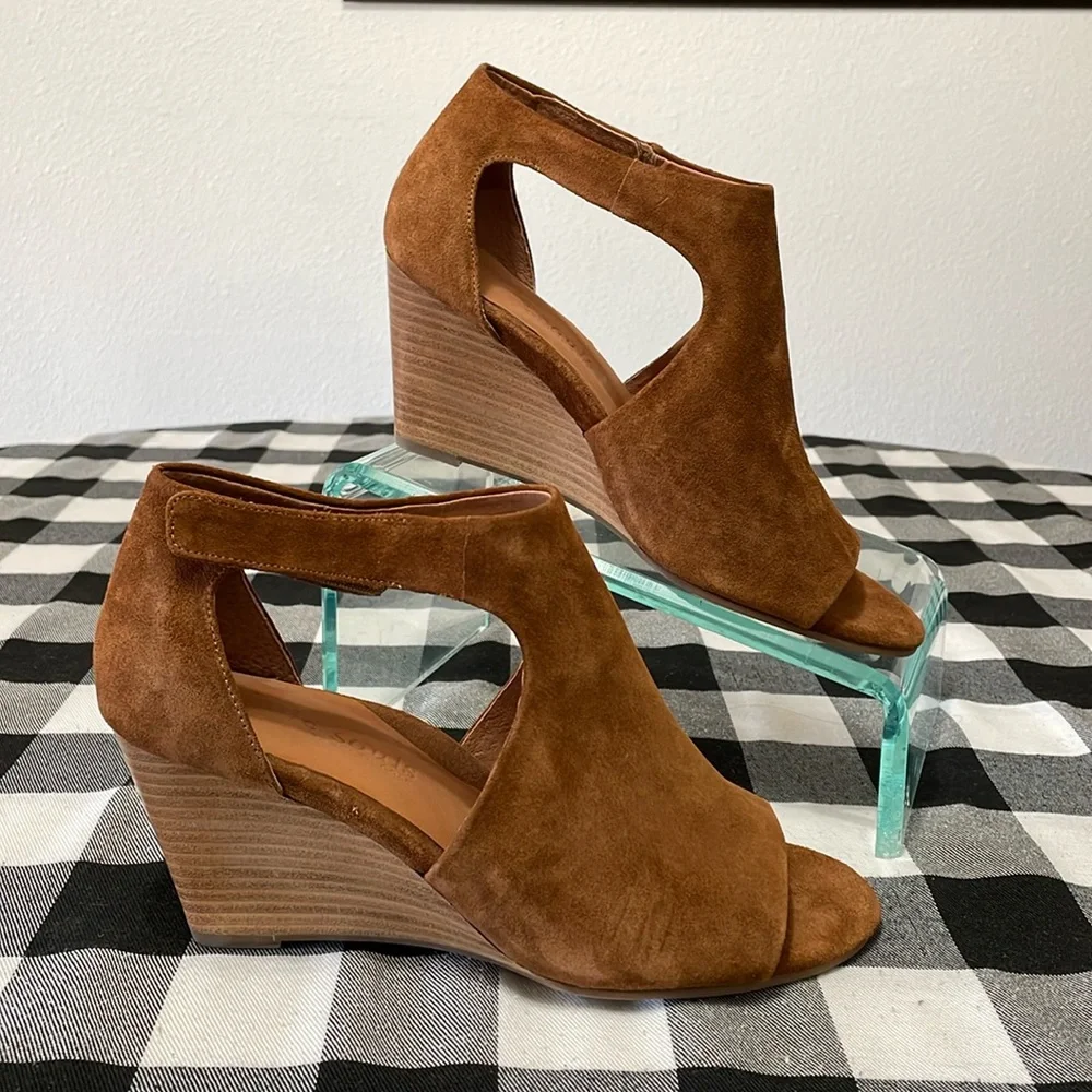 Gentle Souls Lunette Shoes Size 9.5 Open Peep Toe Wedge Brown Suede Leather